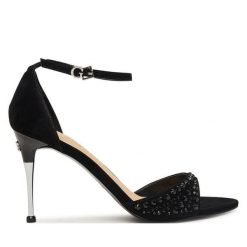 Sandały Guess. Czarne sandały damskie Guess, z aplikacjami, bez obcasa, na szpilce, bez zapięcia. Za 714.99 zł.