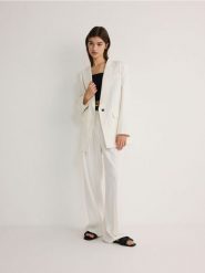 Marynarka z dodatkiem wiskozy - biały. Białe marynarki i żakiety damskie Reserved, bez wzorów, z tkaniny. W wyprzedaży za 89.99 zł.