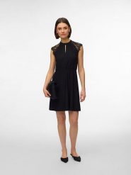 Vero Moda Sukienka w kolorze czarnym rozmiar: XS. Czarne sukienki damskie Vero Moda, bez wzorów, z koronki, bez ramiączek. Za 78.84 zł.