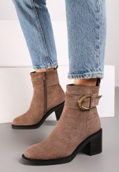 Ciemnobeżowe Botki na Obcasie w Stylu Sztybletów Ozdobione Klamrą Irilisae. Brązowe botki damskie Born2be, z jeansu, eleganckie, bez obcasa, na obcasie, bez zapięcia. Za 139.99 zł.