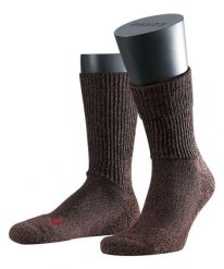 Skarpety Falke Walkie Ergo. Brązowe skarpetki damskie Falke, bez wzorów, z elastanu. Za 149.00 zł.