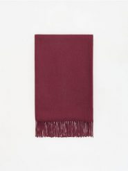 Szalik z dodatkiem wiskozy - burgundowy. Czerwone szaliki damskie Reserved, bez wzorów, z wiskozy. Za 59.99 zł.