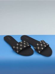 Klapki - czarny. Czarne klapki damskie Sinsay, bez wzorów, bez obcasa, na płaskiej podeszwie, bez zapięcia. Za 39.99 zł.