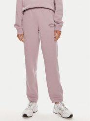 New Balance Spodnie dresowe Graphic WP43500 Fioletowy Relaxed Fit. Fioletowe spodnie dresowe damskie New Balance, xl, bez wzorów, z bawełny. Za 189.99 zł.