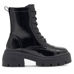 Trzewiki Jenny Fairy. Czarne botki damskie Jenny Fairy, bez obcasa, na słupku, bez zapięcia. Za 125.99 zł.