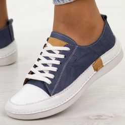 Granatowe skórzane półbuty damskie T.Sokolski 8260. Niebieskie półbuty damskie Sokolski, na jesień, bez wzorów, z jeansu, z okrągłym noskiem, bez obcasa, na płaskiej podeszwie, bez zapięcia. Za 299.00 zł.