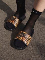 Nike Klapki "Victori one" w kolorze czarno-jasnobrązowym rozmiar: 40,5. Brązowe klapki damskie Nike, bez wzorów, z otwartym noskiem, bez obcasa, bez zapięcia. Za 114.71 zł.