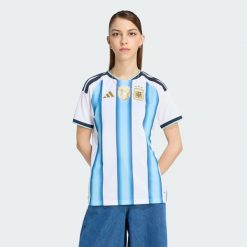 Koszulka podstawowa Argentyna 26. Białe koszulki damskie Adidas, l, bez wzorów, ze splotem, bez kołnierzyka, bez ramiączek. Za 439.00 zł.