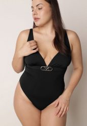 Czarny Elegancki Strój Kąpielowy Jednoczęściowy z Metaliczną Aplikacją Vilinaith. Czarne stroje jednoczęściowe Born2be, z aplikacjami. Za 109.99 zł.