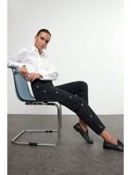Trendyol Dżinsy - Mom fit - w kolorze czarnym rozmiar: 42. Czarne jeansy damskie Trendyol, z podwyższonym stanem. Za 124.95 zł.