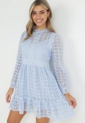 Jasnoniebieska Koronkowa Sukienka Mini z Falbanką Kamari. Niebieskie sukienki damskie Born2be, bez wzorów, z koronki, bez ramiączek. Za 289.99 zł.