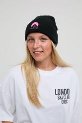Klasyczna czapka beanie - czarna z białym logo. Białe czapki damskie OOSC, bez wzorów, z materiału. Za 122.99 zł.