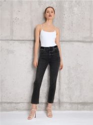 Jeansy straight mid waist - czarny. Czarne jeansy damskie Sinsay. Za 69.99 zł.