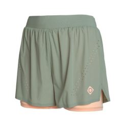 Spodenki sportowe CAGLIARI, lekkie, oddychające i szybkoschnące. Czerwone spodenki sportowe damskie Izas, bez wzorów, z nylonu, na fitness i siłownię. Za 226.04 zł.