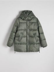 Pikowana kurtka z kapturem - oliwkowy. Zielone kurtki damskie Reserved, l, bez wzorów, z tkaniny, z kapturem. W wyprzedaży za 179.99 zł.