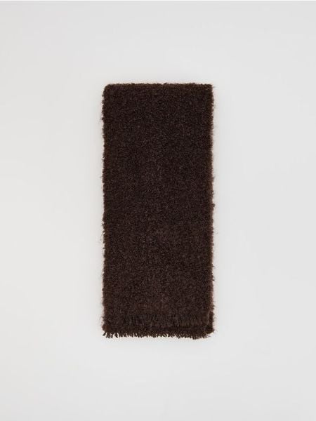 Miękki szalik - ciemnobrązowy. Brązowe szaliki damskie Reserved, bez wzorów. Za 79.99 zł.