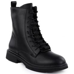 Skórzane botki damskie workery z cyrkoniami czarne Filippo DBT7250. Czarne botki damskie Filippo, ze skóry, bez obcasa, bez zapięcia. Za 269.99 zł.