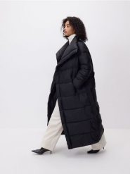 Pikowany płaszcz z paskiem - czarny. Czarne płaszcze damskie Reserved, l, bez wzorów, z tkaniny, bez kaptura. Za 379.99 zł.