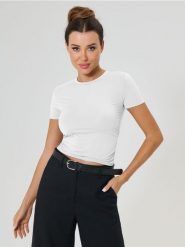 Koszulka z marszczeniem po bokach - biały. Białe koszulki damskie Sinsay, l, bez wzorów, bez kołnierzyka, bez ramiączek. Za 19.99 zł.