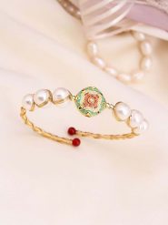 Pierres de Jade Pozłacana bransoletka z perłami i kamieniami szlachetnymi rozmiar: onesize. Białe bransoletki damskie Pierres de Jade, pozłacane. Za 43.99 zł.