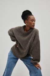 Sweter oversize z bufiastym rękawem w kolorze BROWN MELANGE - RIVERO-UNI. Brązowe swetry klasyczne damskie Marsala, na zimę, z poliamidu, bez kołnierzyka. Za 349.90 zł.