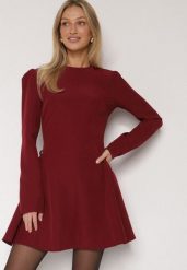 Bordowa Rozkloszowana Sukienka Ozdobiona Metaliczną Aplikacją Eleslie. Czerwone sukienki damskie Born2be, z aplikacjami, eleganckie, bez ramiączek. Za 139.99 zł.