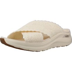 Sandały SKECHERS 164079S Biały. Białe sandały damskie Skechers, bez wzorów, z materiału, bez obcasa, bez zapięcia. Za 302.99 zł.