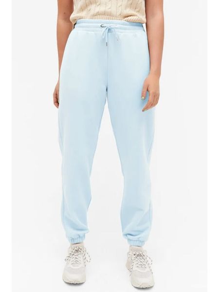 Monki Spodnie dresowe w kolorze błękitnym rozmiar: XS. Niebieskie spodnie dresowe damskie Monki, xs, bez wzorów, z dresówki. Za 39.99 zł.