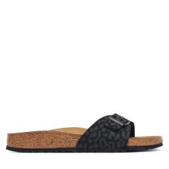 Klapki Birkenstock. Czarne klapki damskie Birkenstock, bez wzorów, bez obcasa, bez zapięcia. Za 399.99 zł.