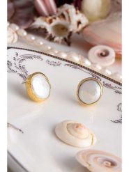 Pierres delicates Pozłacane kolczyki-wkrętki z masą perłową rozmiar: onesize. Białe kolczyki damskie Pierres delicates, z perłą, pozłacane. Za 43.99 zł.