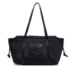 Torebka Calvin Klein. Czarne torebki klasyczne damskie Calvin Klein, bez dodatków. Za 409.99 zł.