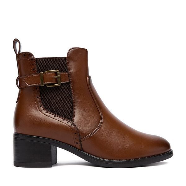 Botki Clara Barson. Brązowe botki damskie Clara Barson, bez obcasa, na słupku, bez zapięcia. Za 159.99 zł.