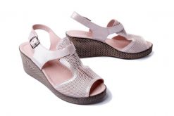 LANQIER 44C2937 pudra florya, sandały damskie. Czerwone sandały damskie Lanqier, bez wzorów, z gumy, bez obcasa, na koturnie, bez zapięcia. Za 94.95 zł.