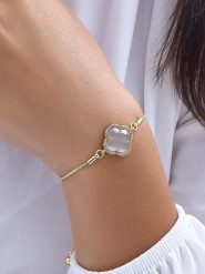 Luja Bijoux Pozłacana bransoletka z cyrkoniami i masą perłową rozmiar: onesize. Białe bransoletki damskie Luja Bijoux, pozłacane. Za 68.45 zł.