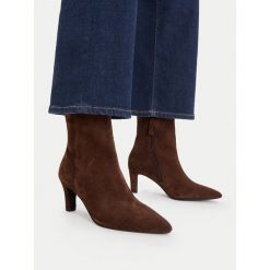 Botki GINO ROSSI. Brązowe botki damskie Gino Rossi, bez obcasa, na słupku, bez zapięcia. Za 429.99 zł.