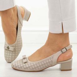 Sandały Wt damskie na obcasie M.Daszyński Sa210-15. Szare sandały damskie M.Daszyński, z aplikacjami, ze skóry, z okrągłym noskiem, bez obcasa, na obcasie, bez zapięcia. Za 179.00 zł.