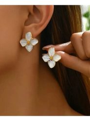 Atelier MIU Pozłacane kolczyki-wkrętki rozmiar: onesize. Białe kolczyki damskie atelier MIU, pozłacane. Za 34.99 zł.