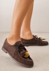 Ciemnobrązowe Mokasyny VICES ze Skórzaną Wkładką i Pomponami Loraerin. Brązowe mokasyny damskie Renee, z materiału, z okrągłym noskiem, bez obcasa. Za 79.99 zł.