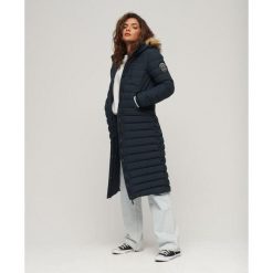 Długi pikowany płaszcz z kapturem Fuji od SUPERDRY. Niebieskie płaszcze damskie Superdry, bez wzorów, z kapturem. W wyprzedaży za 455.55 zł.