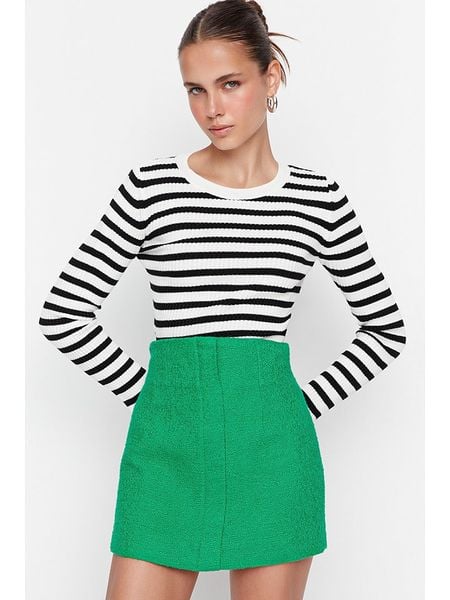 Trendyol Sweter w kolorze biało-czarnym rozmiar: XS. Czarne swetry klasyczne damskie Trendyol, xs, bez kołnierzyka. Za 52.99 zł.