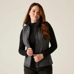 Kamizelka robocza softshellowa damska Flux. Szare kamizelki damskie Regatta, bez wzorów, z softshellu, bez kaptura. W wyprzedaży za 169.99 zł.