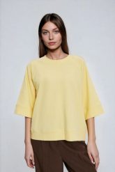 Bluza z krótkimi i szerokimi rękawami żółta. Żółte bluzy damskie MOODO, l, bez wzorów, z bawełny, bez kaptura. Za 89.99 zł.