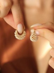 Pierres de Jade Pozłacane kolczyki z perłami rozmiar: onesize. Białe kolczyki damskie Pierres de Jade, z perłą, pozłacane. Za 56.99 zł.