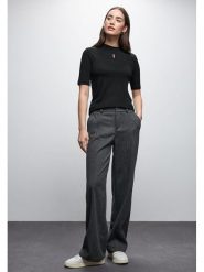 Street One Koszulka w kolorze czarnym rozmiar: 40. Czarne koszulki damskie Street One, bez wzorów, bez kołnierzyka, bez ramiączek. Za 74.46 zł.