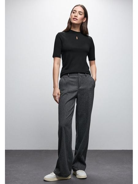 Street One Koszulka w kolorze czarnym rozmiar: 34. Czarne koszulki damskie Street One, bez wzorów, bez kołnierzyka, bez ramiączek. Za 65.69 zł.