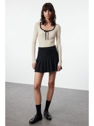 Trendyol Koszulka w kolorze kremowo-czarnym rozmiar: M. Brązowe bluzki damskie Trendyol, m, bez wzorów, bez kołnierzyka, bez ramiączek. Za 95.92 zł.