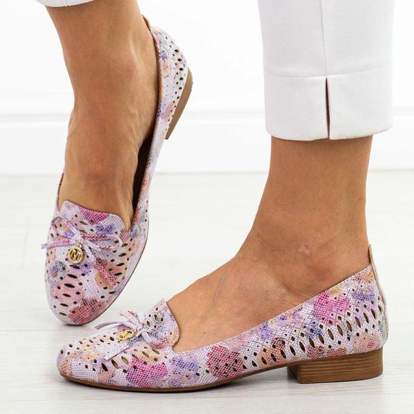 Różowe ażurowe półbuty damskie Jezzi Asa222-11. Czerwone półbuty damskie Jezzi, na jesień, w ażurowe wzory, ze skóry, bez obcasa, na płaskiej podeszwie, bez zapięcia. Za 189.00 zł.