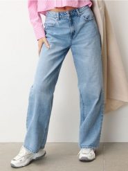 Jeansy - niebieski. Niebieskie jeansy damskie Sinsay. Za 35.99 zł.