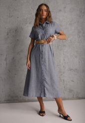 Niebieska Sukienka o Koszulowym Fasonie z Krótkim Rękawem i Paskiem z Klamrą Sylphusi. Niebieskie sukienki damskie Renee, bez wzorów, z zamszu, eleganckie, bez ramiączek. Za 129.99 zł.