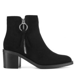 Botki Clara Barson. Czarne botki damskie Clara Barson, bez obcasa, na słupku, bez zapięcia. Za 169.99 zł.